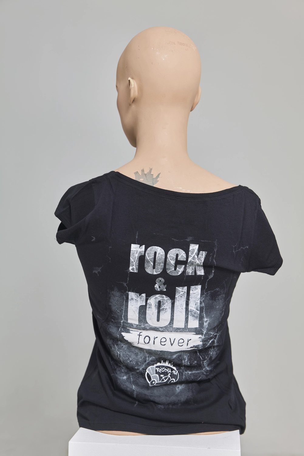 Rikscha4U – Rikscha Touren – Dies ist ein schwarzes Grafik-T-Shirt mit dem Text „Infinity Souls“ und einem rot-weißen Unendlichkeitssymbol.