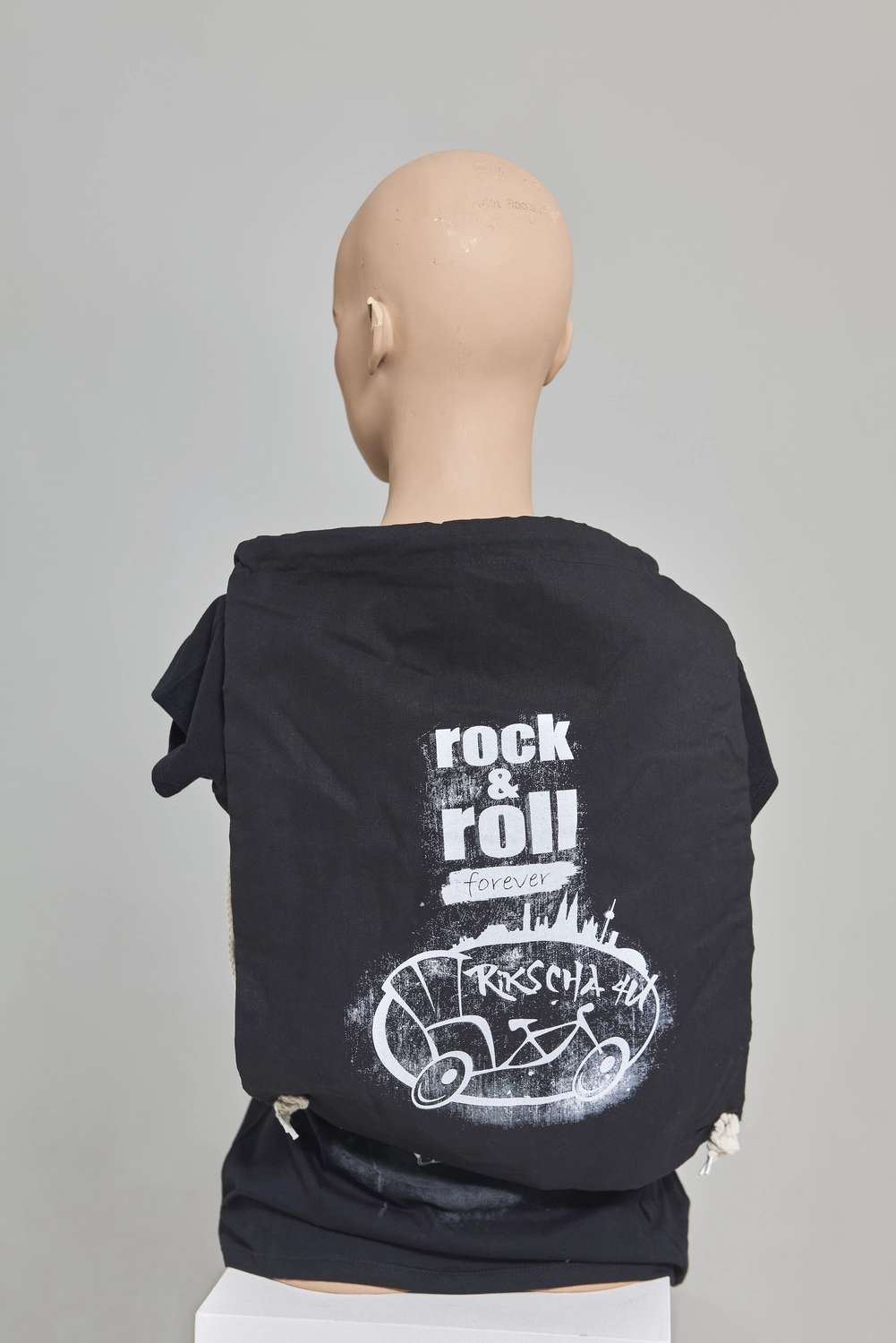Rikscha4U – Rikscha Touren – Dies ist ein schwarzes Grafik-T-Shirt mit dem Text „Infinity Souls“ und einem rot-weißen Unendlichkeitssymbol.