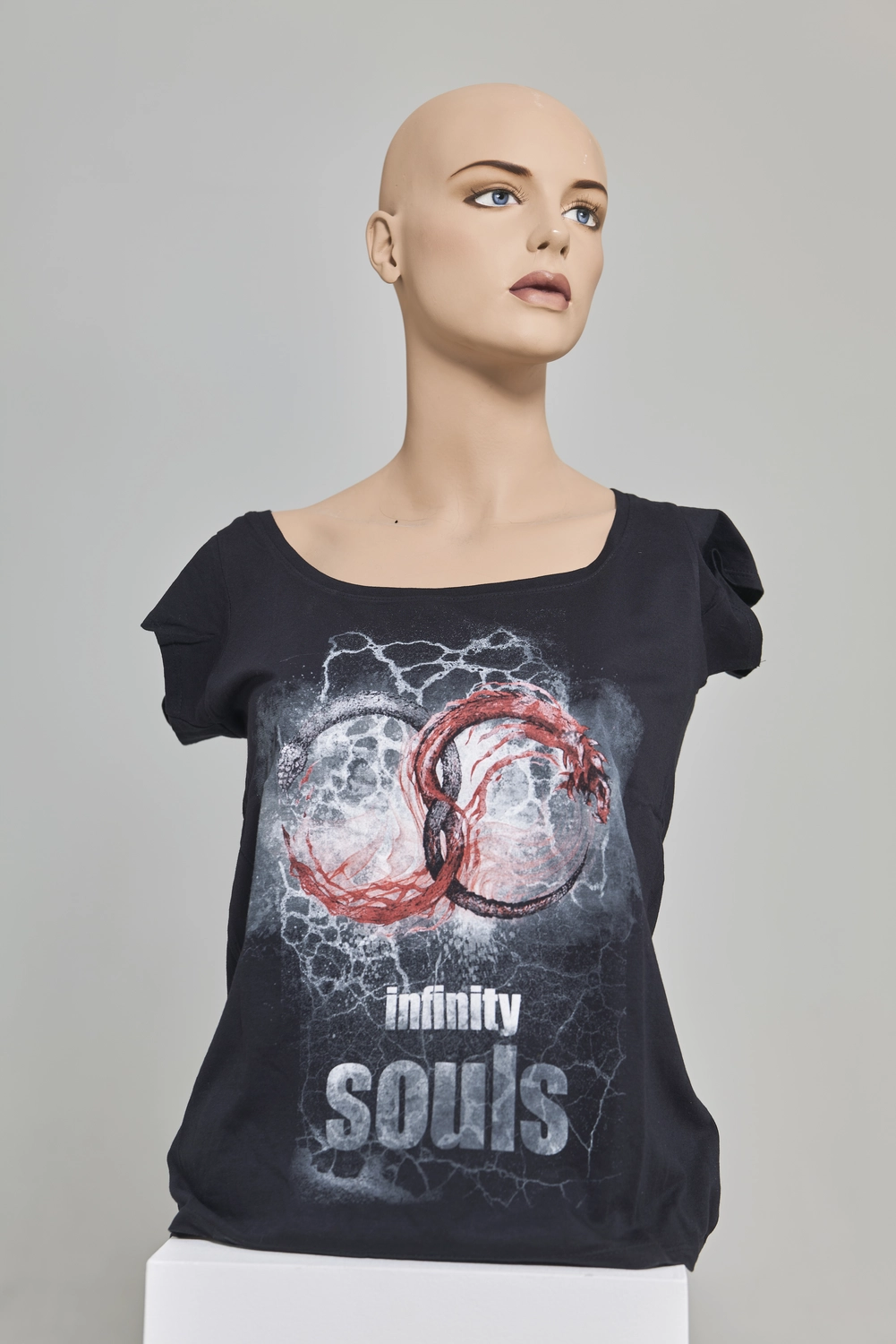 Rikscha4U – Rikscha Touren – Dies ist ein schwarzes Grafik-T-Shirt mit dem Text „Infinity Souls“ und einem rot-weißen Unendlichkeitssymbol.