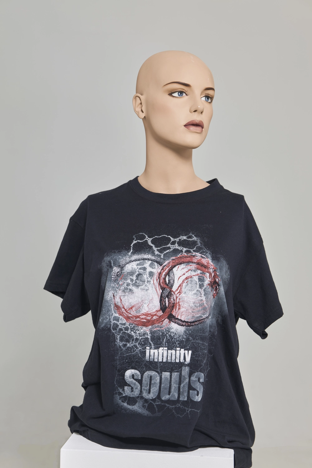 Rikscha4U – Rikscha Touren – Dies ist ein schwarzes Grafik-T-Shirt mit dem Text „Infinity Souls“ und einem rot-weißen Unendlichkeitssymbol.