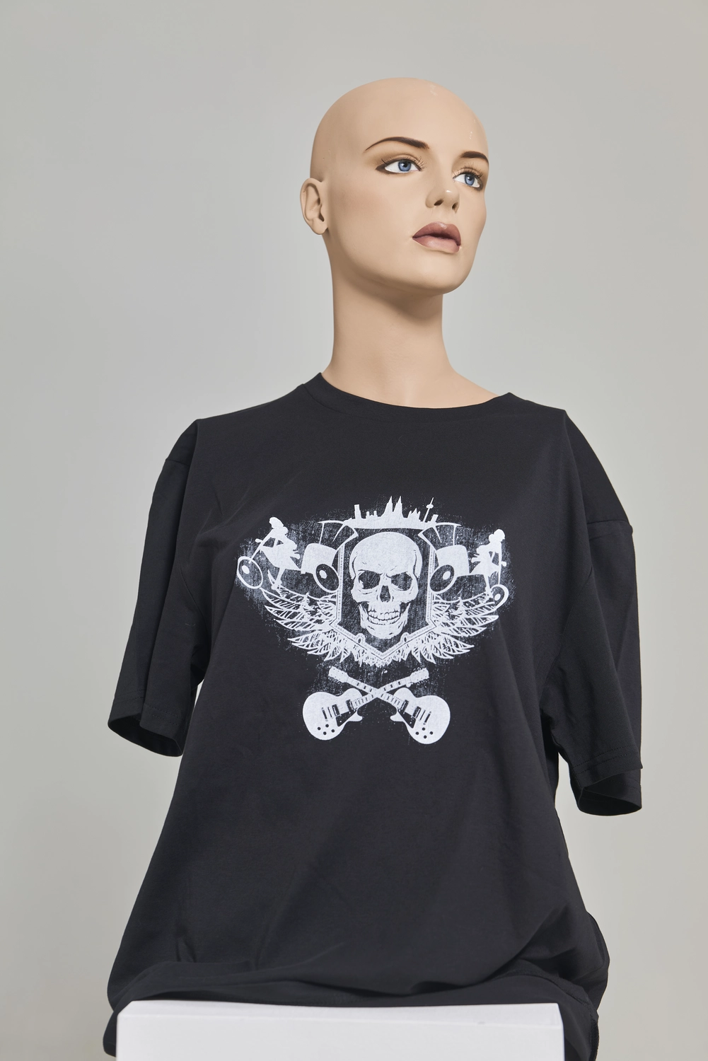 Rikscha4U – Rikscha Touren – Dies ist ein schwarzes Grafik-T-Shirt mit dem Text „Infinity Souls“ und einem rot-weißen Unendlichkeitssymbol.