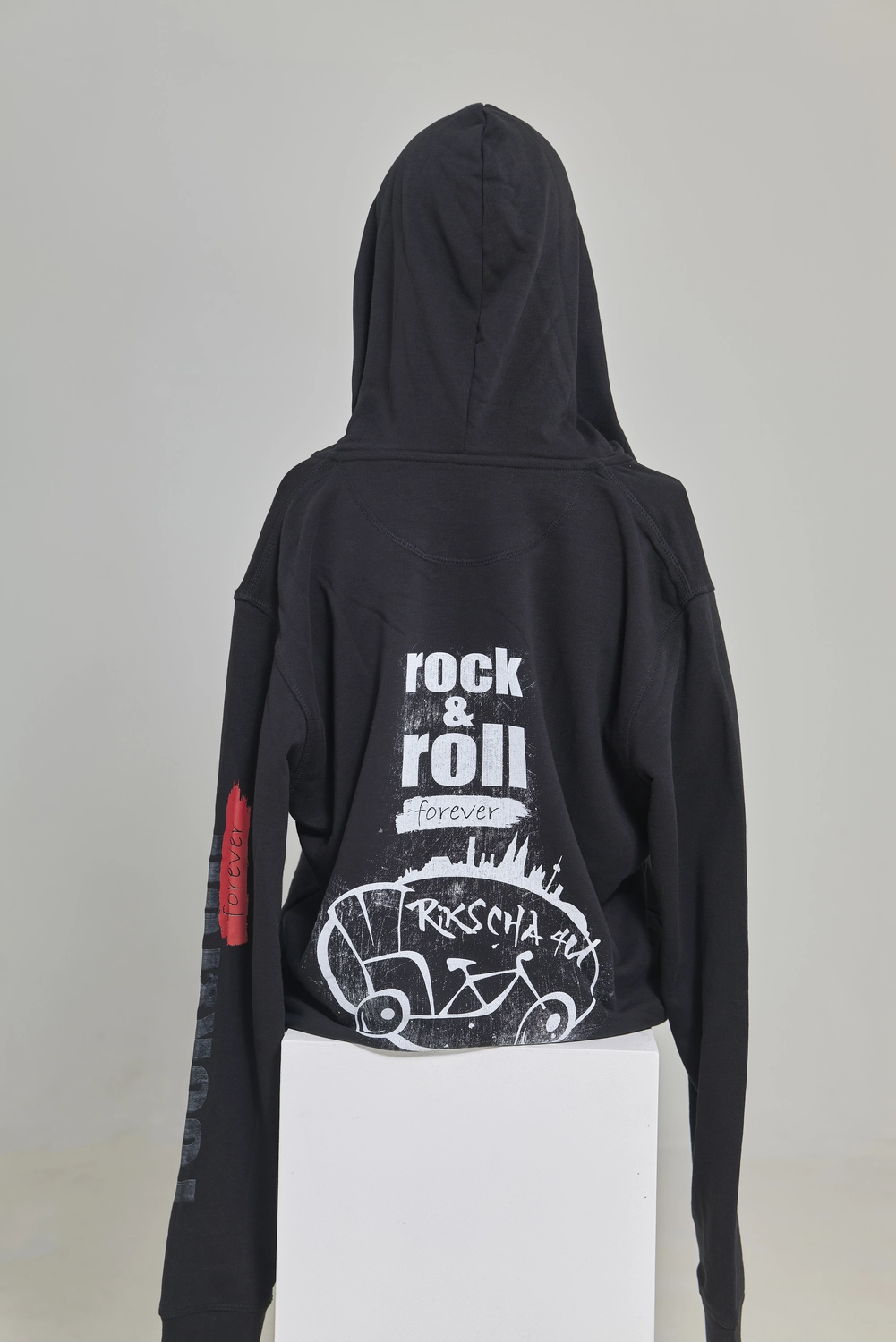 Rikscha4U – Rikscha Touren – Dies ist ein schwarzes Grafik-T-Shirt mit dem Text „Infinity Souls“ und einem rot-weißen Unendlichkeitssymbol.
